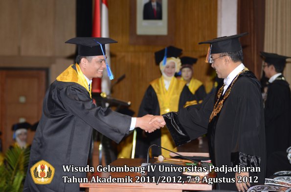 wisuda-unpad-gel-iv-2011_2012-fakultas-ilmu-keperawatan-oleh-rektor-005