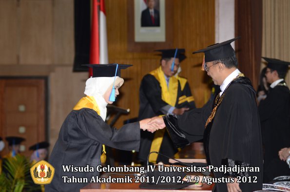 wisuda-unpad-gel-iv-2011_2012-fakultas-ilmu-keperawatan-oleh-rektor-011