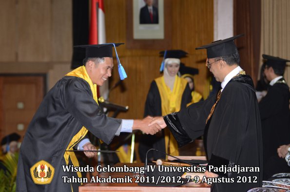 wisuda-unpad-gel-iv-2011_2012-fakultas-ilmu-keperawatan-oleh-rektor-012