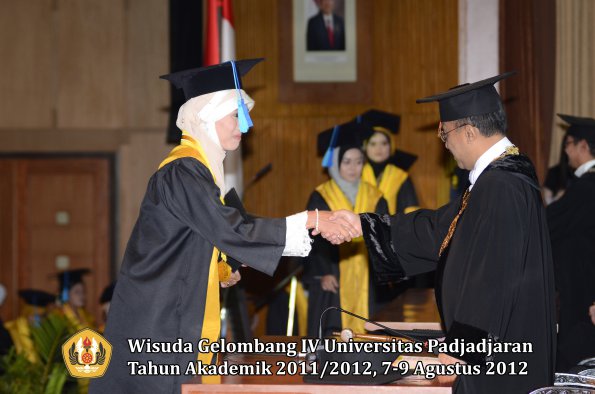 wisuda-unpad-gel-iv-2011_2012-fakultas-ilmu-keperawatan-oleh-rektor-013