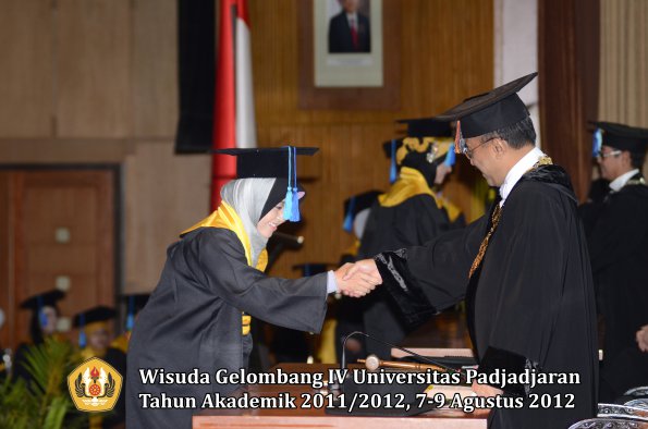 wisuda-unpad-gel-iv-2011_2012-fakultas-ilmu-keperawatan-oleh-rektor-014