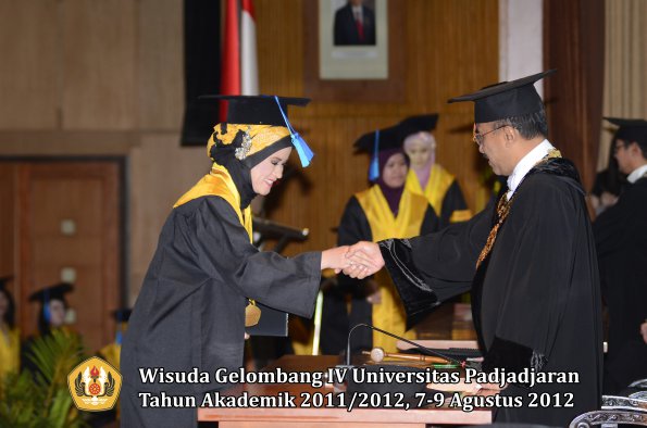 wisuda-unpad-gel-iv-2011_2012-fakultas-ilmu-keperawatan-oleh-rektor-015