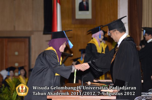 wisuda-unpad-gel-iv-2011_2012-fakultas-ilmu-keperawatan-oleh-rektor-016