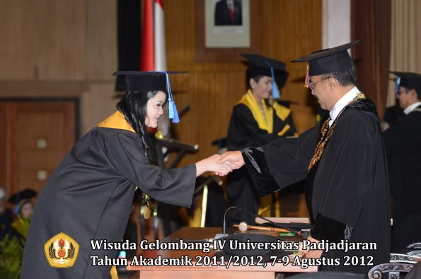 wisuda-unpad-gel-iv-2011_2012-fakultas-ilmu-keperawatan-oleh-rektor-024