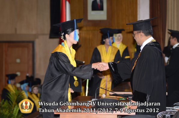 wisuda-unpad-gel-iv-2011_2012-fakultas-ilmu-keperawatan-oleh-rektor-026