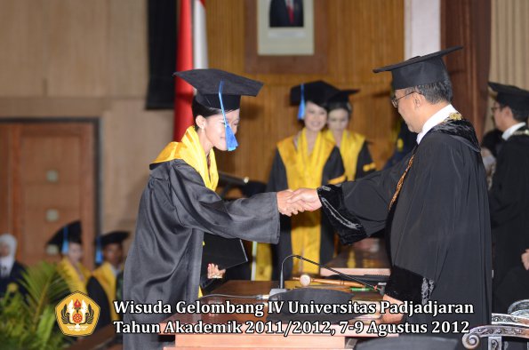 wisuda-unpad-gel-iv-2011_2012-fakultas-ilmu-keperawatan-oleh-rektor-059