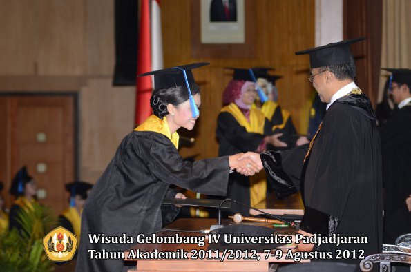 wisuda-unpad-gel-iv-2011_2012-fakultas-ilmu-keperawatan-oleh-rektor-061