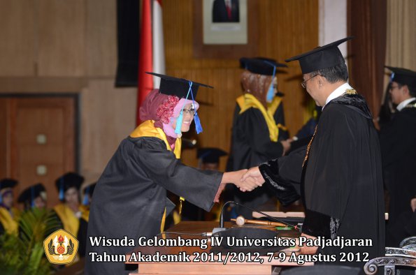 wisuda-unpad-gel-iv-2011_2012-fakultas-ilmu-keperawatan-oleh-rektor-062