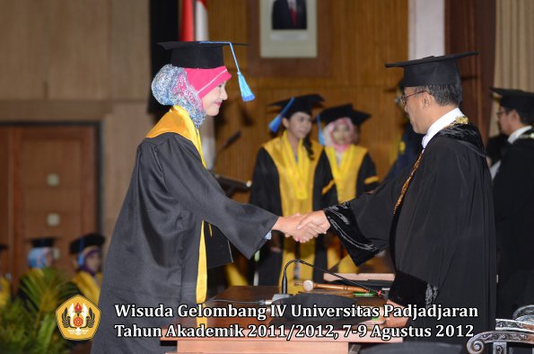 wisuda-unpad-gel-iv-2011_2012-fakultas-ilmu-keperawatan-oleh-rektor-064