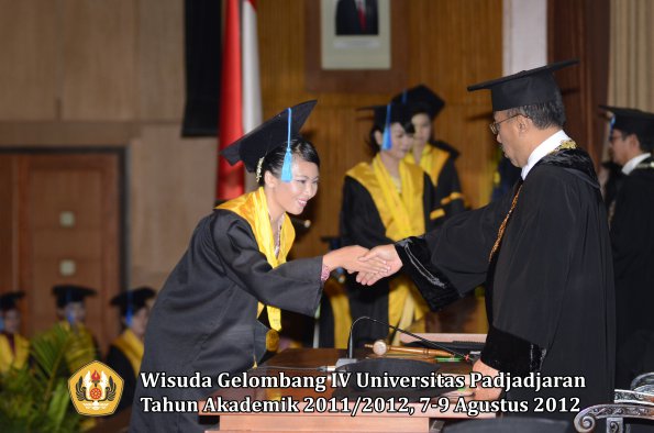 wisuda-unpad-gel-iv-2011_2012-fakultas-ilmu-keperawatan-oleh-rektor-068