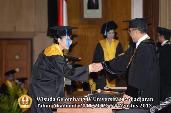 wisuda-unpad-gel-iv-2011_2012-fakultas-ilmu-keperawatan-oleh-rektor-069