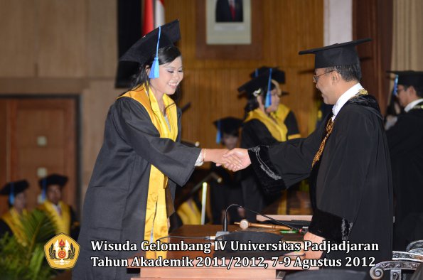 wisuda-unpad-gel-iv-2011_2012-fakultas-ilmu-keperawatan-oleh-rektor-070