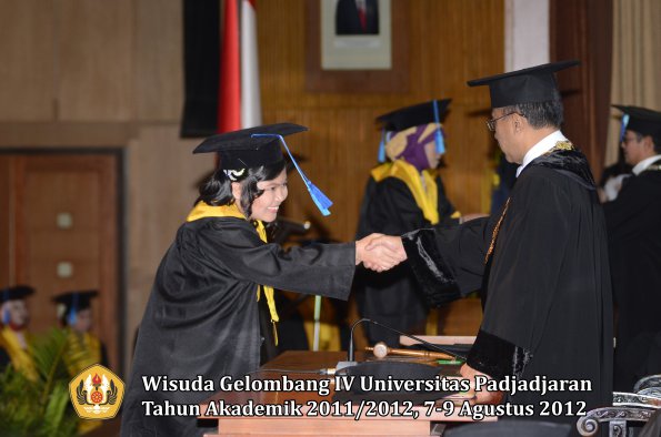 wisuda-unpad-gel-iv-2011_2012-fakultas-ilmu-keperawatan-oleh-rektor-071