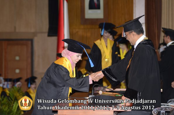 wisuda-unpad-gel-iv-2011_2012-fakultas-ilmu-keperawatan-oleh-rektor-074