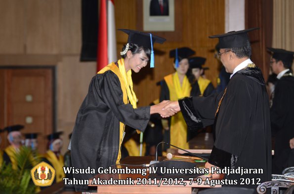 wisuda-unpad-gel-iv-2011_2012-fakultas-ilmu-keperawatan-oleh-rektor-075