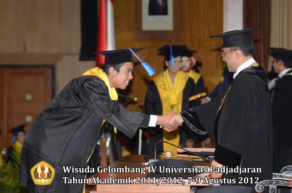 wisuda-unpad-gel-iv-2011_2012-fakultas-ilmu-keperawatan-oleh-rektor-079