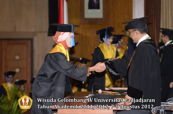 wisuda-unpad-gel-iv-2011_2012-fakultas-ilmu-keperawatan-oleh-rektor-081