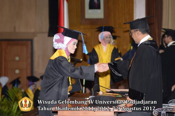 wisuda-unpad-gel-iv-2011_2012-fakultas-ilmu-keperawatan-oleh-rektor-084