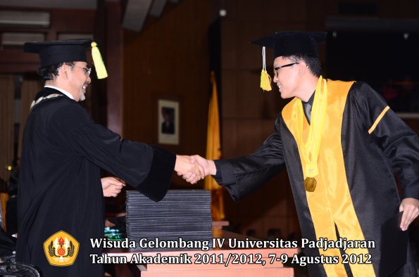 wisuda-unpad-gel-iv-2011_2012-fakultas-ilmu-komunikasi-oleh-dekan-001