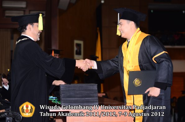 wisuda-unpad-gel-iv-2011_2012-fakultas-ilmu-komunikasi-oleh-dekan-009