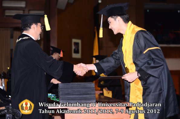 wisuda-unpad-gel-iv-2011_2012-fakultas-ilmu-komunikasi-oleh-dekan-011