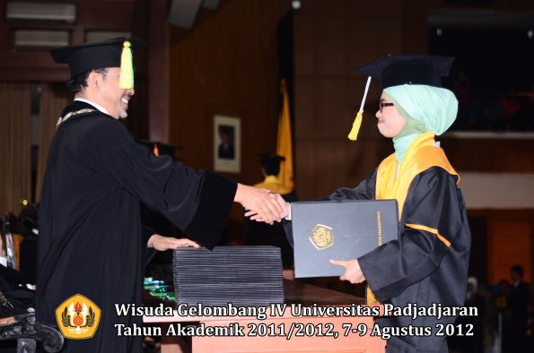 wisuda-unpad-gel-iv-2011_2012-fakultas-ilmu-komunikasi-oleh-dekan-012