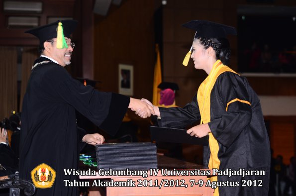 wisuda-unpad-gel-iv-2011_2012-fakultas-ilmu-komunikasi-oleh-dekan-019