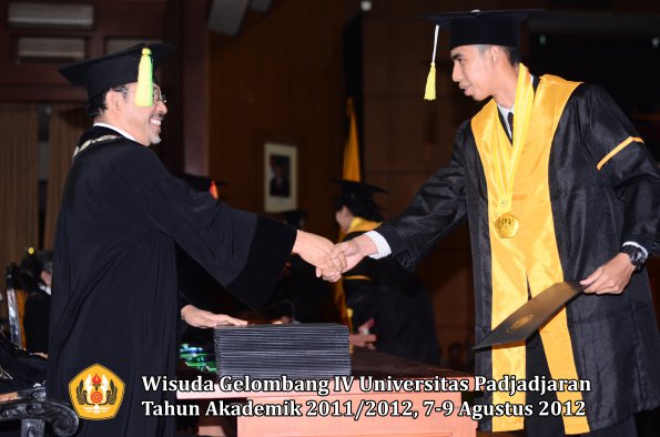 wisuda-unpad-gel-iv-2011_2012-fakultas-ilmu-komunikasi-oleh-dekan-022