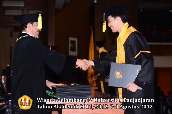 wisuda-unpad-gel-iv-2011_2012-fakultas-ilmu-komunikasi-oleh-dekan-023