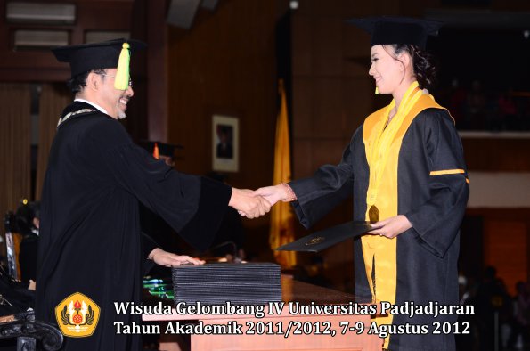 wisuda-unpad-gel-iv-2011_2012-fakultas-ilmu-komunikasi-oleh-dekan-024