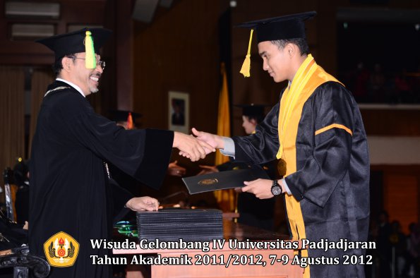 wisuda-unpad-gel-iv-2011_2012-fakultas-ilmu-komunikasi-oleh-dekan-025