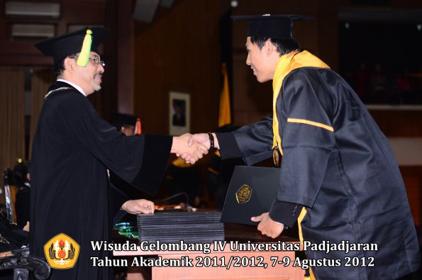 wisuda-unpad-gel-iv-2011_2012-fakultas-ilmu-komunikasi-oleh-dekan-026