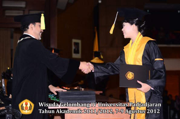 wisuda-unpad-gel-iv-2011_2012-fakultas-ilmu-komunikasi-oleh-dekan-027