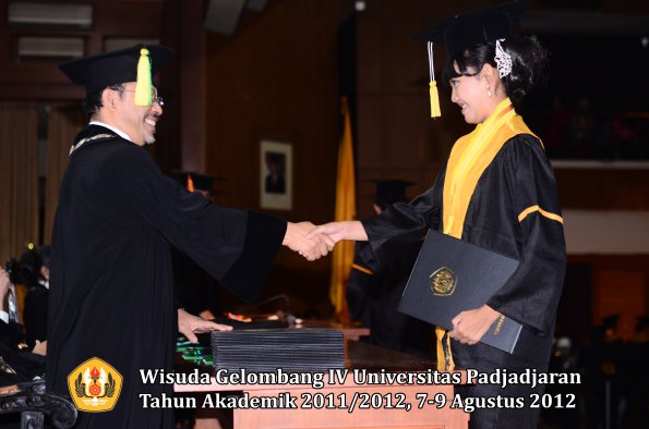 wisuda-unpad-gel-iv-2011_2012-fakultas-ilmu-komunikasi-oleh-dekan-028