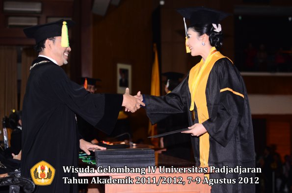 wisuda-unpad-gel-iv-2011_2012-fakultas-ilmu-komunikasi-oleh-dekan-029