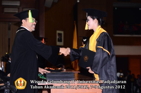 wisuda-unpad-gel-iv-2011_2012-fakultas-ilmu-komunikasi-oleh-dekan-030