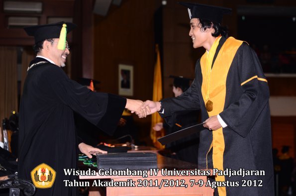 wisuda-unpad-gel-iv-2011_2012-fakultas-ilmu-komunikasi-oleh-dekan-031