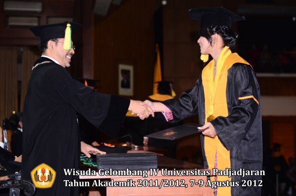 wisuda-unpad-gel-iv-2011_2012-fakultas-ilmu-komunikasi-oleh-dekan-032