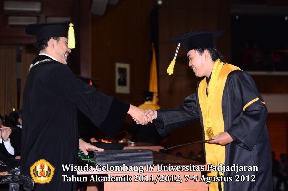 wisuda-unpad-gel-iv-2011_2012-fakultas-ilmu-komunikasi-oleh-dekan-033