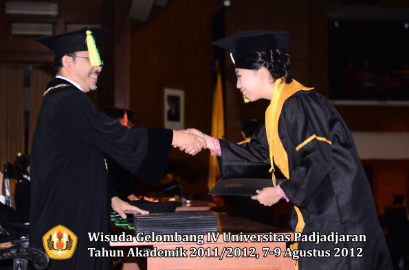 wisuda-unpad-gel-iv-2011_2012-fakultas-ilmu-komunikasi-oleh-dekan-034