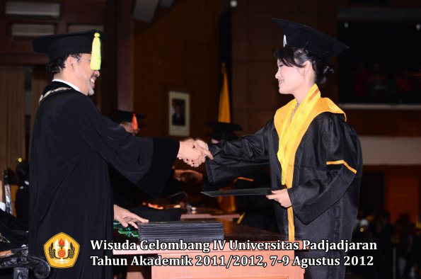 wisuda-unpad-gel-iv-2011_2012-fakultas-ilmu-komunikasi-oleh-dekan-035