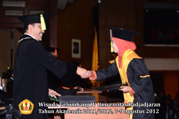 wisuda-unpad-gel-iv-2011_2012-fakultas-ilmu-komunikasi-oleh-dekan-037