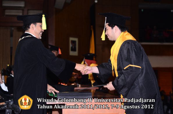 wisuda-unpad-gel-iv-2011_2012-fakultas-ilmu-komunikasi-oleh-dekan-038