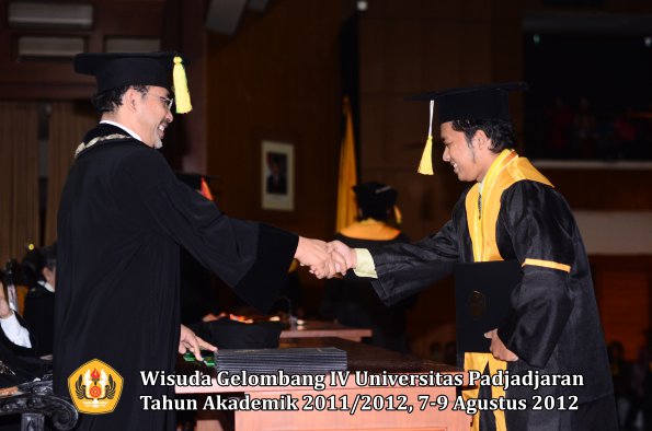 wisuda-unpad-gel-iv-2011_2012-fakultas-ilmu-komunikasi-oleh-dekan-039