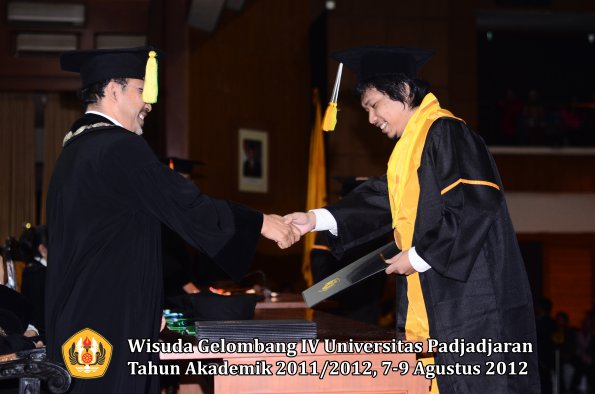 wisuda-unpad-gel-iv-2011_2012-fakultas-ilmu-komunikasi-oleh-dekan-040