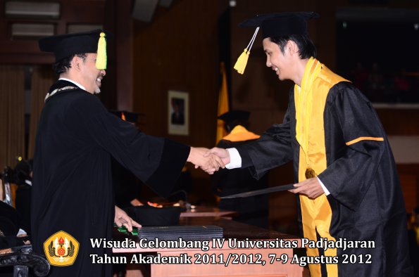 wisuda-unpad-gel-iv-2011_2012-fakultas-ilmu-komunikasi-oleh-dekan-041