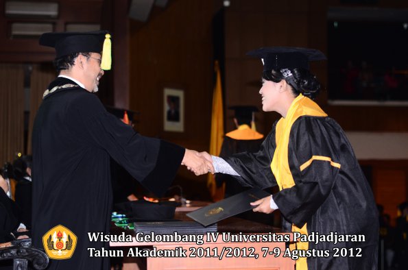 wisuda-unpad-gel-iv-2011_2012-fakultas-ilmu-komunikasi-oleh-dekan-042