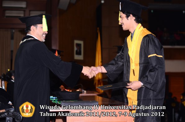 wisuda-unpad-gel-iv-2011_2012-fakultas-ilmu-komunikasi-oleh-dekan-043