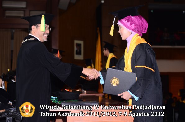 wisuda-unpad-gel-iv-2011_2012-fakultas-ilmu-komunikasi-oleh-dekan-044