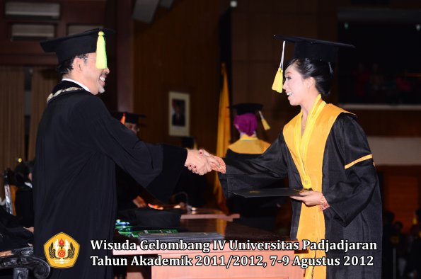 wisuda-unpad-gel-iv-2011_2012-fakultas-ilmu-komunikasi-oleh-dekan-045